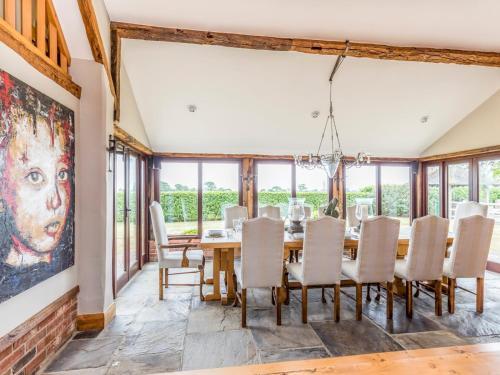 Pass The Keys Large Converted Barn With Pool, Gym And Gardens