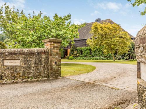 Pass The Keys Large Converted Barn With Pool, Gym And Gardens