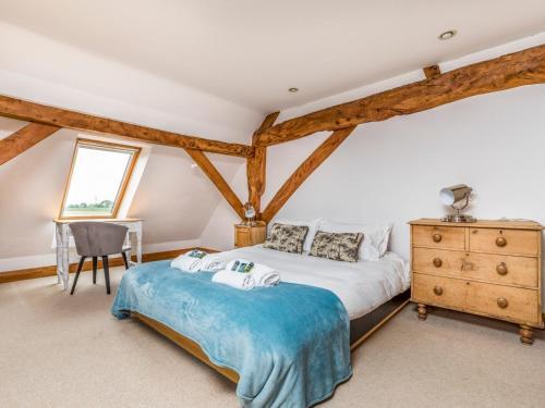 Pass The Keys Large Converted Barn With Pool, Gym And Gardens