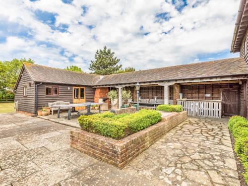 Pass The Keys Large Converted Barn With Pool, Gym And Gardens