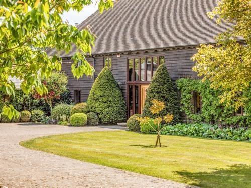 Pass The Keys Large Converted Barn With Pool, Gym And Gardens