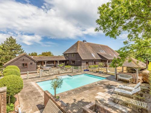 Pass The Keys Large Converted Barn With Pool, Gym And Gardens