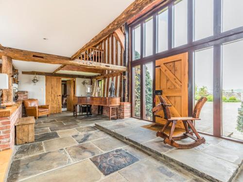 Pass The Keys Large Converted Barn With Pool, Gym And Gardens