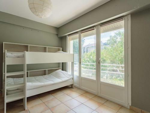 Apartment Biarritz, 3 Bedrooms, 6 Persons - Fr-1-3-553