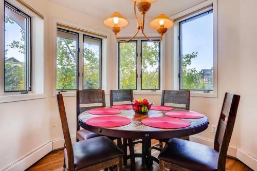 #1003 - Mountain View Condo, Walk To Ski Resort