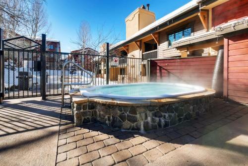 #1006 - Spacious Mountain Condo, Spa & Walk To Gondola