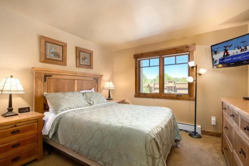 #1006 - Spacious Mountain Condo, Spa & Walk To Gondola