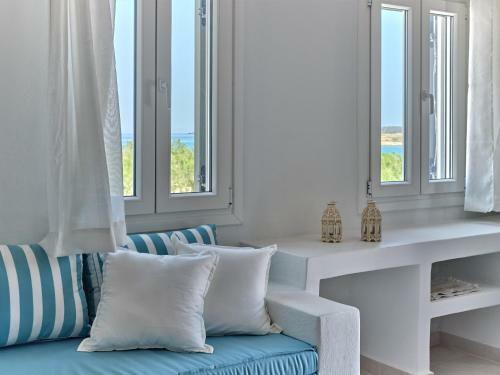 Seafront Apartment With 2 Bedrooms In Naousa