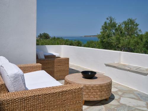 Seafront Apartment With 2 Bedrooms In Naousa