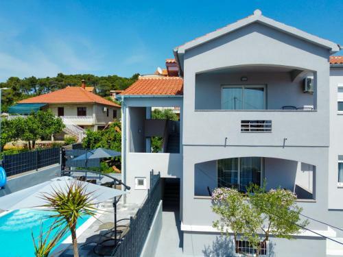 Modern Apartment With Private Pool