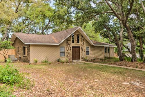 Gorgeous Home Sunroom About 3 Mi To Beach Hike!