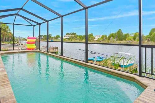 Paradise * Pool/tropical Sunsets/kayaks/fishing!