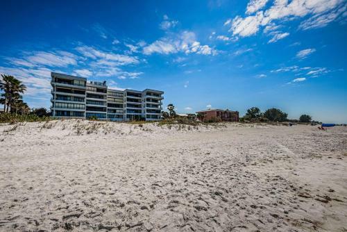 Pier House #504