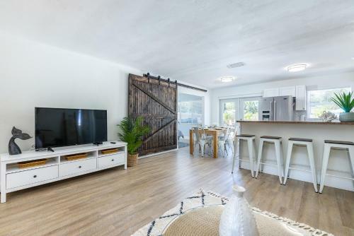Beautiful Pool Home Minutes Away From Indian Rocks Beach!!