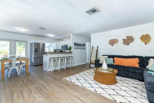 Beautiful Pool Home Minutes Away From Indian Rocks Beach!!