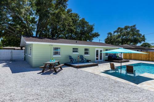 Beautiful Pool Home Minutes Away From Indian Rocks Beach!!