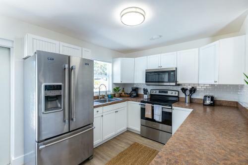 Beautiful Pool Home Minutes Away From Indian Rocks Beach!!