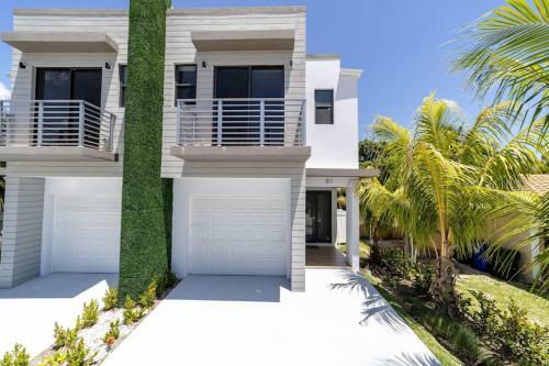 Villa Las Olas Designer Home With Heated Pool - Must!