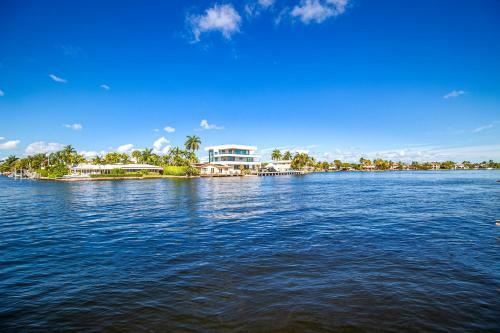 Villa Middle River Mod Manor