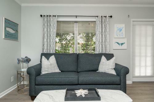 Beach Escape! Beautiful 2/2 Cottage!