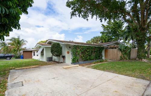 Beach Escape! Beautiful 2/2 Cottage!