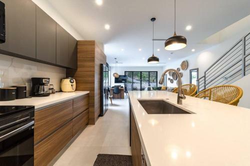 Villa Las Olas Designer Retreat With A Heated Pool!