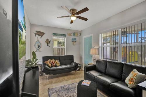 Beach House-fenced Yard/pet Friendly Free Parking