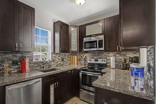 Beach House-fenced Yard/pet Friendly Free Parking