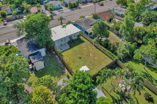 Beach House-fenced Yard/pet Friendly Free Parking