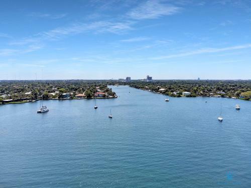 Modern Apartment W Bay View Pool 2brm Free Parking Step To Beach