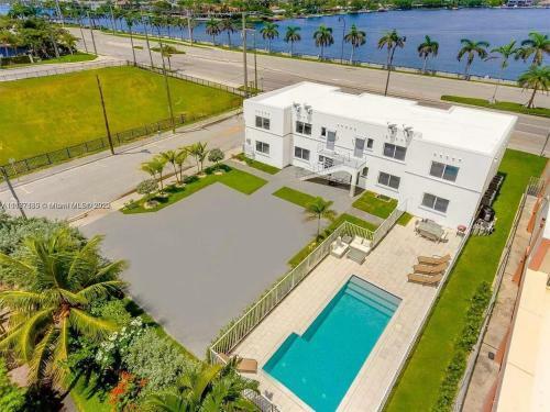 Modern Apartment W Bay View Pool 2brm Free Parking Step To Beach