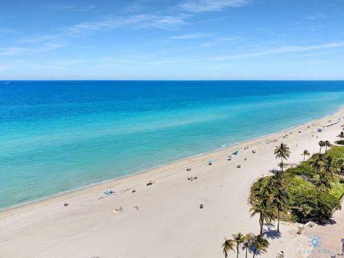 Modern Apartment W Bay View Pool 2brm Free Parking Step To Beach
