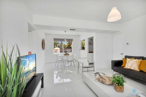 Modern Apartment W Bay View Pool 2brm Free Parking Step To Beach
