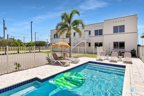 Modern Apartment W Bay View Pool 2brm Free Parking Step To Beach
