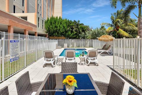 Modern Apartment W Bay View Pool 2brm Free Parking Step To Beach