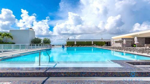 Posada 5 Beachfront Resort Infinity Edge Swimming Pool Hot Tub