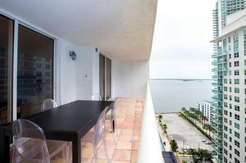 Amazing 2 Bedroom Apartment/ Free Parking Brickell