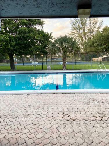 Peaceful Modern King Bed Lakefront Villa 2/2 Free Wifi