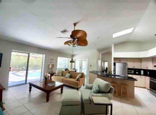 *coastal Beautiful Pool Home All To Yourself! *