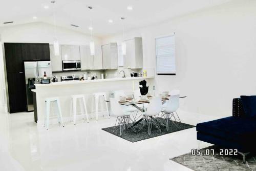 **new**gorgeous 3bedroom Minutes From Beach