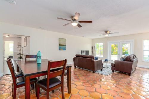 Beautiful Completely Remodeled Home Minutes To Downtown