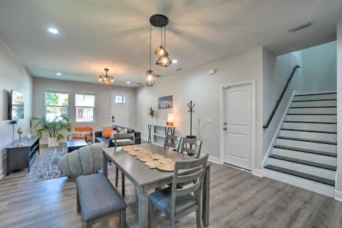 Contemporary Tampa Abode With Fully Fenced Yard