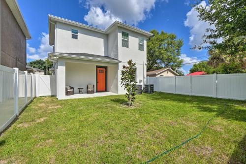 Contemporary Tampa Abode With Fully Fenced Yard