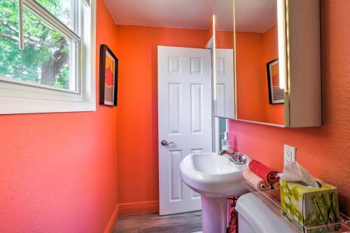 Eclectic Tampa Home Less Than 4 Mi To Busch Gardens!