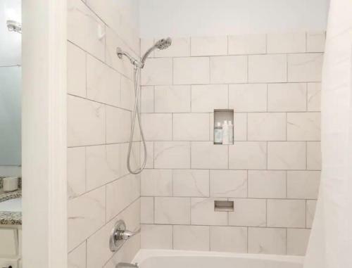 Renovated Spacious Home - Sleeps 9