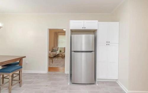 Renovated Spacious Home - Sleeps 9