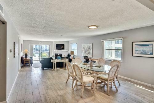 Blind Pass Lagoon Unit 404 Boat Friendly, Pool, Close To It All!