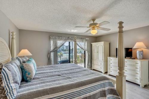 Blind Pass Lagoon Unit 404 Boat Friendly, Pool, Close To It All!