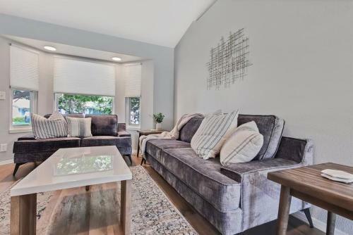 A La Mode Homestyle 3 Bedroom Centered In Meridian, Id
