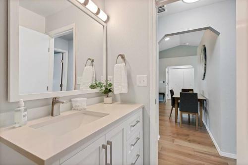 A La Mode Homestyle 3 Bedroom Centered In Meridian, Id
